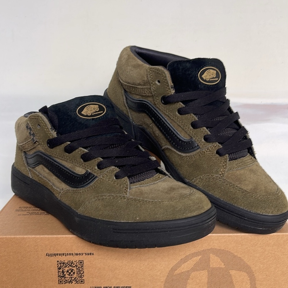 Vans WMNS Zahba Mid
Beatrice Domond Dark Olive
VN000CBSDOL
Sneakers - Picture 4 of 16
